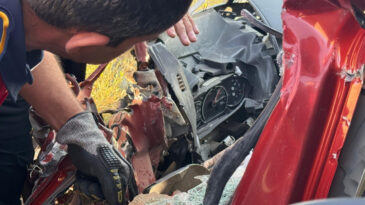 Otomobille kamyon &ccedil;arpıştı: 1 &ouml;l&uuml;, 1 yaralı
