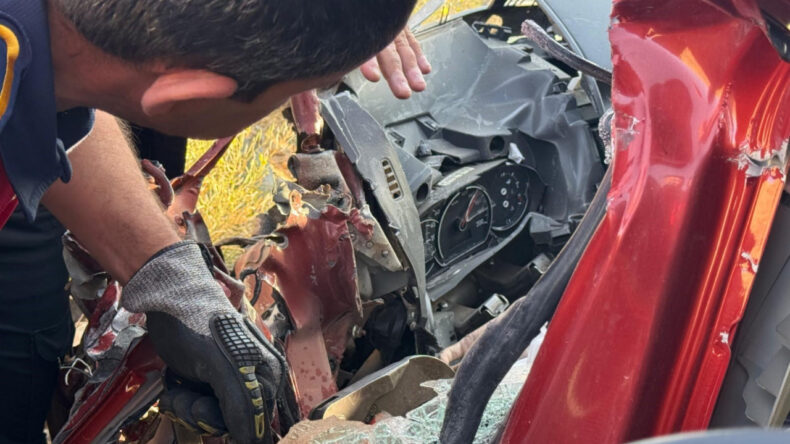 Otomobille kamyon çarpıştı: 1 ölü, 1 yaralı