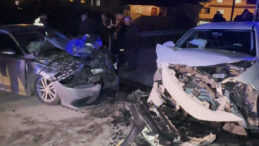 Otomobiller kafa kafa çarpıştı: Yaralılar var