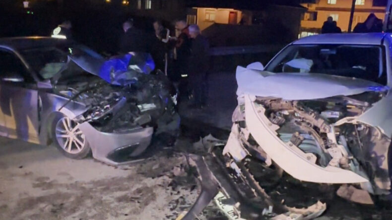 Otomobiller kafa kafa çarpıştı: Yaralılar var