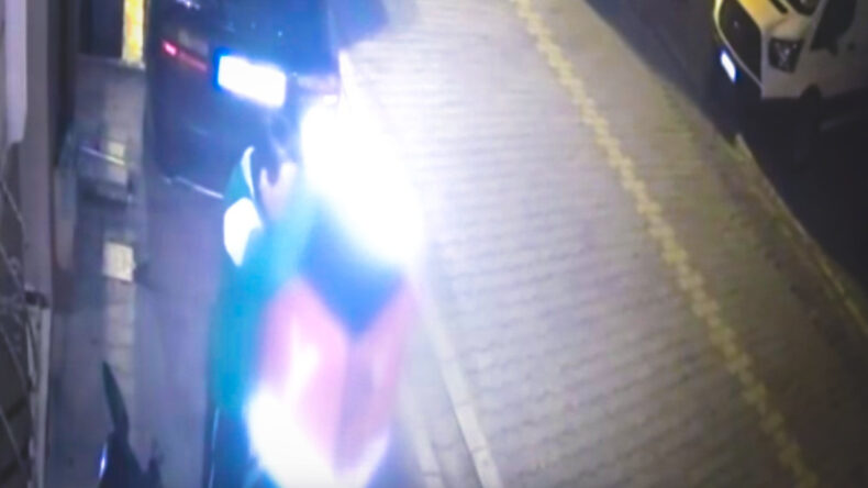 Önce dövdü, ardından polise teslim etti