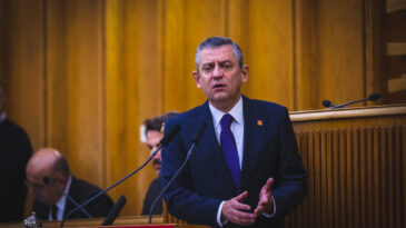 &Ouml;zg&uuml;r &Ouml;zel: Bug&uuml;nk&uuml; genel başkan olarak &ouml;z&uuml;r diliyorum