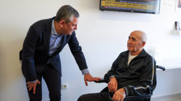 &Ouml;zg&uuml;r &Ouml;zel, Hikmet &Ccedil;etin'i ziyaret etti