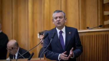 &Ouml;zg&uuml;r &Ouml;zel'den AKP'ye: Galata Kulesi&rsquo;ni Cenevizlilerden almak daha kolaydı
