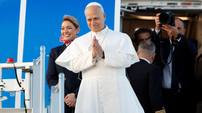 Papa Leo, T&uuml;rkiye'ye doğru yola &ccedil;ıktı: Ayakkabısı dikkat &ccedil;ekti