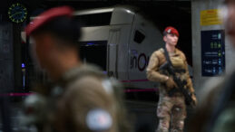 Paris'te Bıçaklı Saldırgan Vuruldu