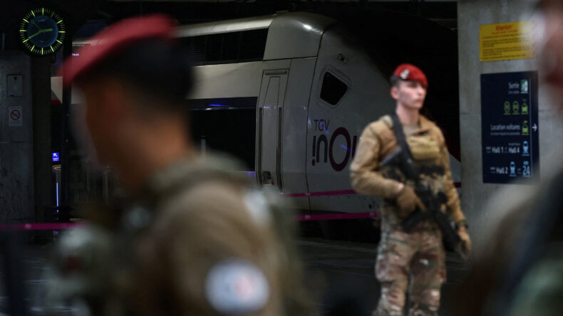 Paris'te Bıçaklı Saldırgan Vuruldu