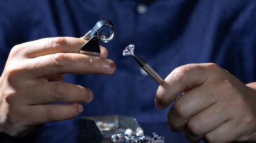 Paris'te Bir Soygun Daha… M&uuml;cevherlerle Ka&ccedil;tılar