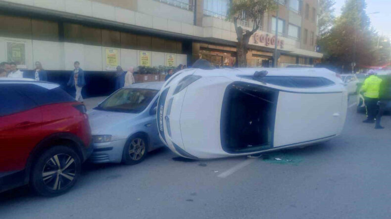 Park Halindeki Araçlara Çarpıp Yan Yattı