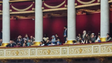 Parlamentodaki Baş&ouml;rt&uuml;l&uuml; &Ouml;ğrenciler &Uuml;lkeyi Karıştırdı