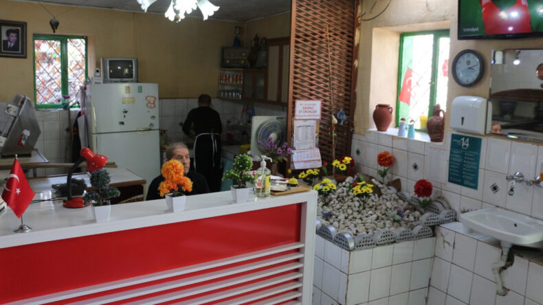 Pide Salonundaki Gizemli Mezar Dikkat Çekiyor