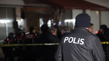 Polis dehşet sa&ccedil;tı: Eşi ve &ccedil;ocuklarını &ouml;ld&uuml;rd&uuml;
