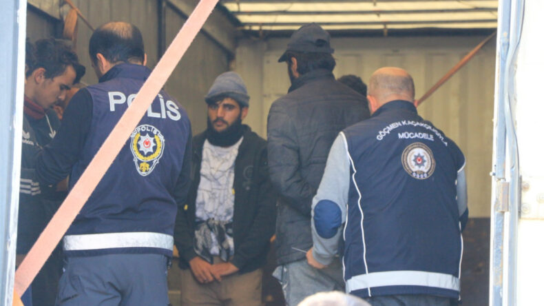 Polis Durdurdu, Dorseden 11 Kaçak Göçmen Çıktı