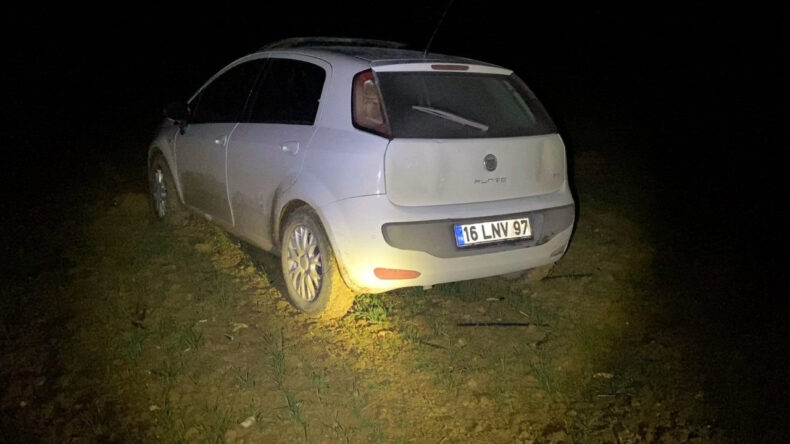 Polisin Dur İhtarina Uymayan S&uuml;r&uuml;c&uuml; &Ccedil;amura Saplanınca Yaya Olarak Ka&ccedil;tı