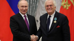 Putin'in Alman Şefe Madalya Vermesi Kriz Çıkardı