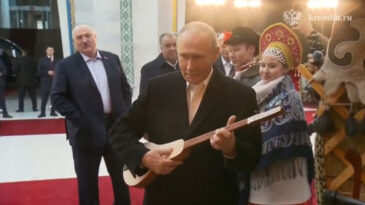 Putin'den Kopuz G&ouml;sterisi