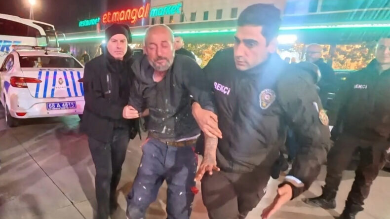 "G&ouml;z&uuml;m g&ouml;rm&uuml;yor neredeyim ben?" dedi, ters kelep&ccedil;eyle g&ouml;z&uuml;n&uuml; karakolda a&ccedil;tı