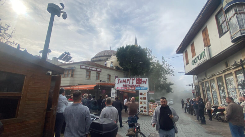 Restoran Bacasında Yangın, Sokağı Dumana Boğdu