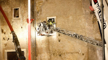 Roma'da &Ccedil;&ouml;ken Kulede Mahsur Kalan İş&ccedil;i, Kalp Krizine Yenik D&uuml;şt&uuml;