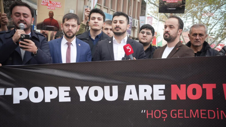 Saadet Partisi, Papa'yı Protesto Etti