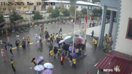 Sağanak başladı, &ouml;ğrenciler Atat&uuml;rk b&uuml;st&uuml;ne koştu