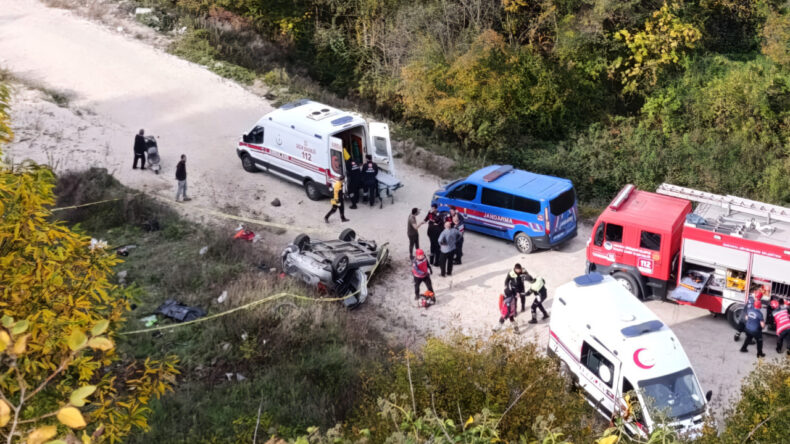 Sakarya&rsquo;da Otomobil U&ccedil;uruma D&uuml;şt&uuml;: 1 Kişi Hayatını Kaybetti, 3 Yaralı