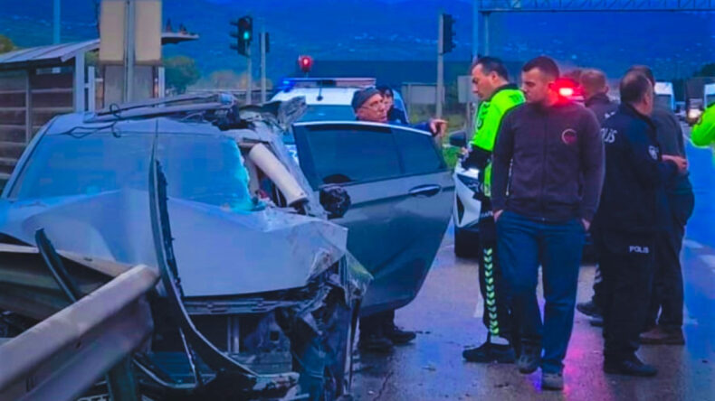 Samsun'da İki Araç Çarpıştı: 3 Kişi Yaralandı