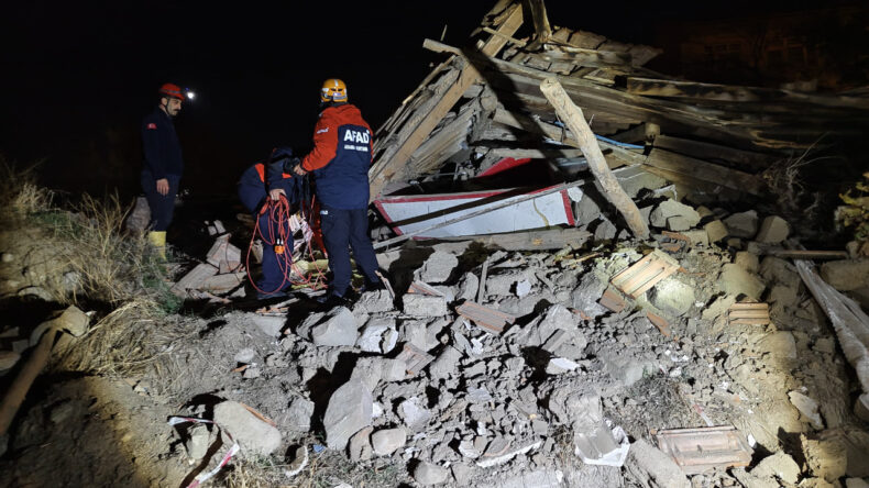 Şans eseri boştu: İki katlı bina bir anda çöktü