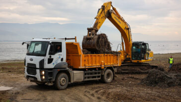 Sapanca G&ouml;l&uuml; Kıyılarında Ekosistemi Koruyan Temizlik &Ccedil;alışması
