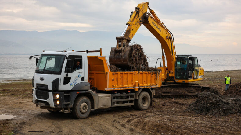 Sapanca G&ouml;l&uuml; Kıyılarında Ekosistemi Koruyan Temizlik &Ccedil;alışması