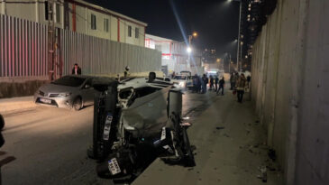 Sarıyer&rsquo;de hafif ticari ara&ccedil; motosikletin &uuml;zerine devrildi: 2 yaralı
