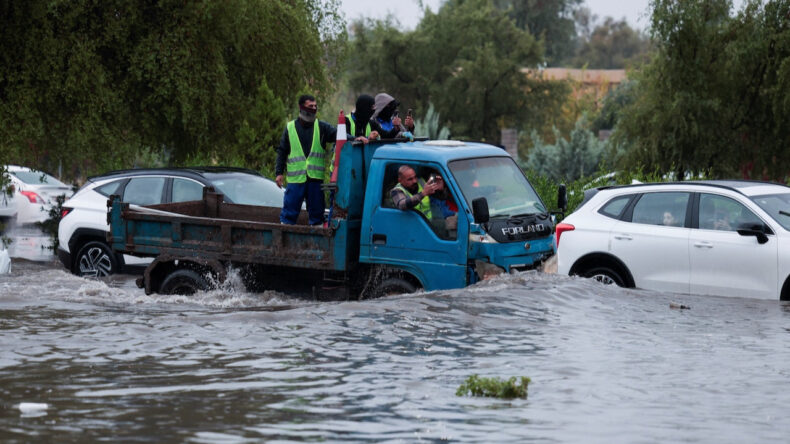 Sel Felaketi Musul'u Vurdu: Araçlar Yolda Kaldı