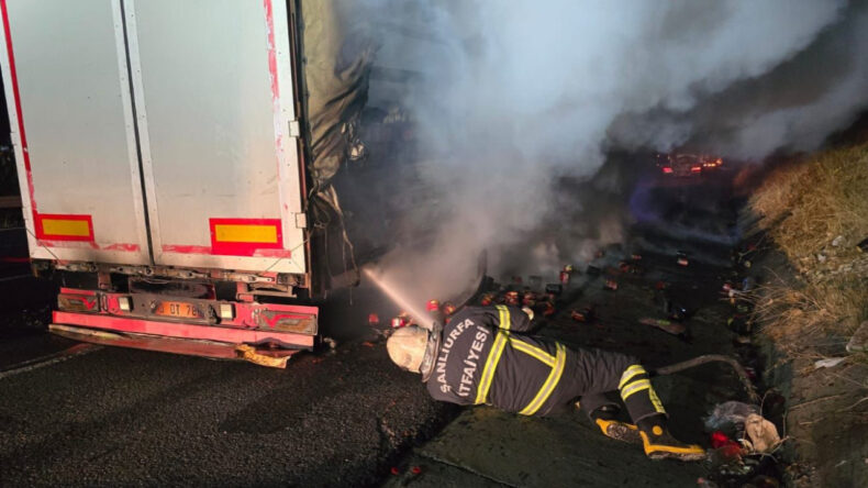 Seyir Halindeki Tır Alev Aldı