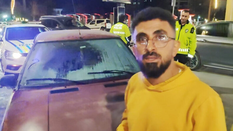 Seyir Halindeyken Yanan Otomobili Esnaf S&ouml;nd&uuml;rd&uuml;