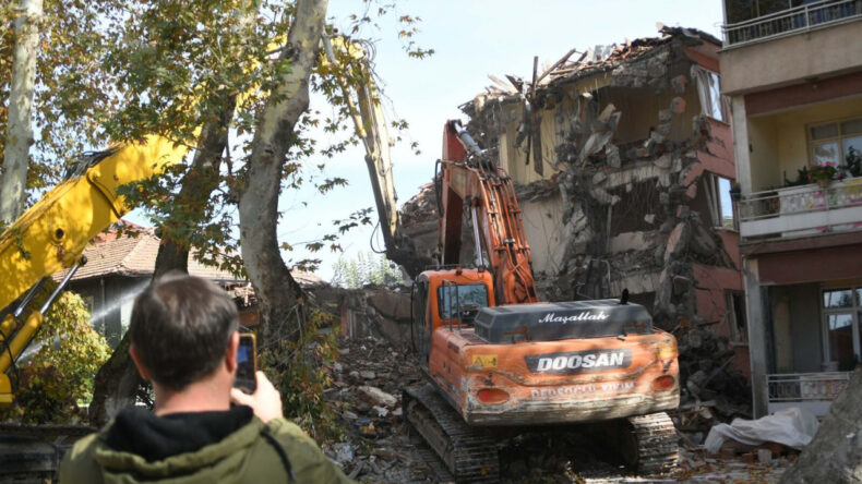 Sındırgı'da Tedirgin Bekleyiş: "Evlere Giremiyoruz"
