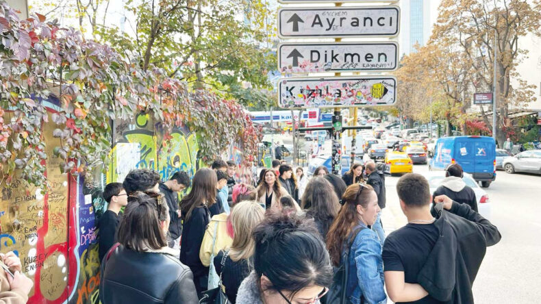 Sinemaya Harcacak Para Bulamayanlar, Fotoğraf &Ccedil;ekerken Eğleniyor