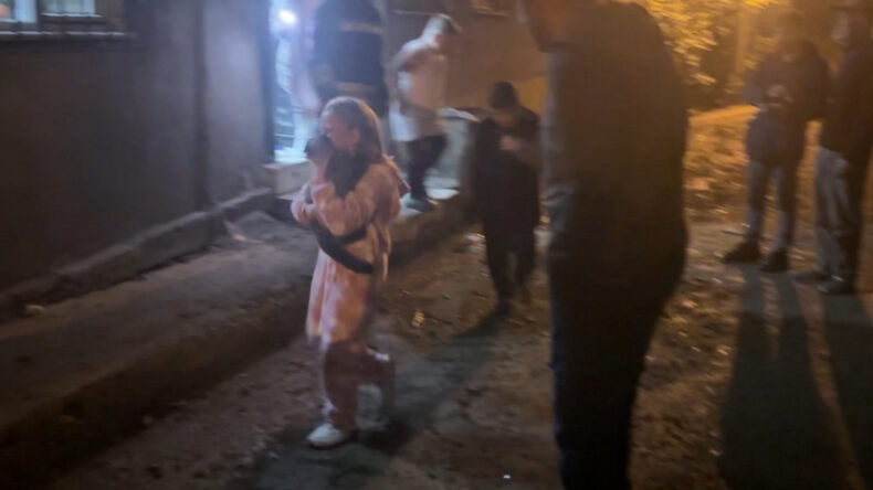 Sobanın Patlaması Sonucu Yangın Çıktı, Küçük Kız Kedisi İçin Gözyaşı Döktü