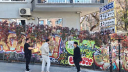 Sosyal Medya Trendi &Ccedil;ankaya'da Tartışma Yarattı: Kızılay Tabelası &Ouml;n&uuml;nde Kan Aktı