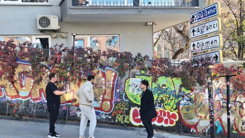 Sosyal Medya Trendi Çankaya'da Tartışma Yarattı: Kızılay Tabelası Önünde Kan Aktı