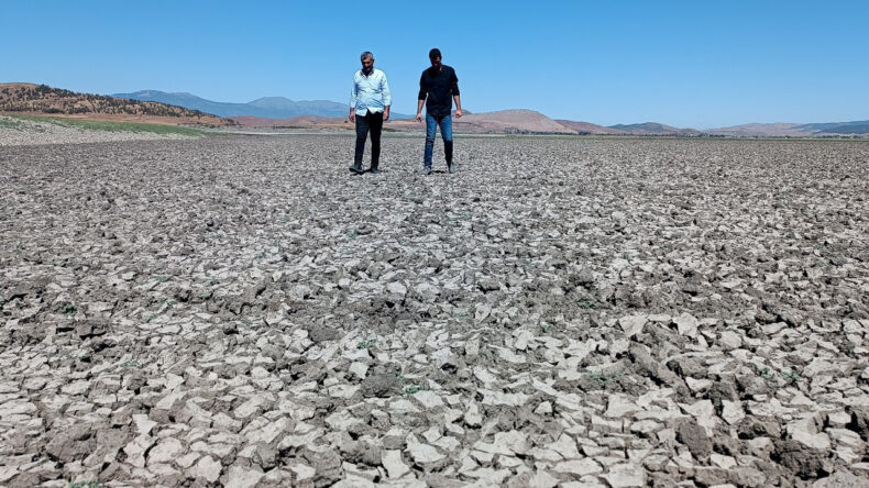 Tahtak&ouml;pr&uuml; Barajı Kuraklığın Pen&ccedil;esinde: Sandalla Gidilen Yerlerde Y&uuml;r&uuml;y&uuml;ş Yapıyorlar