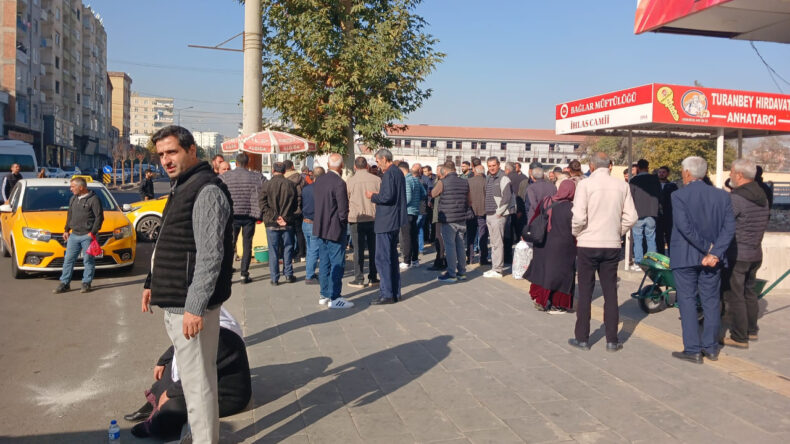 Taksi durağına silahlı saldırı: 1 kişi hayatını kaybetti