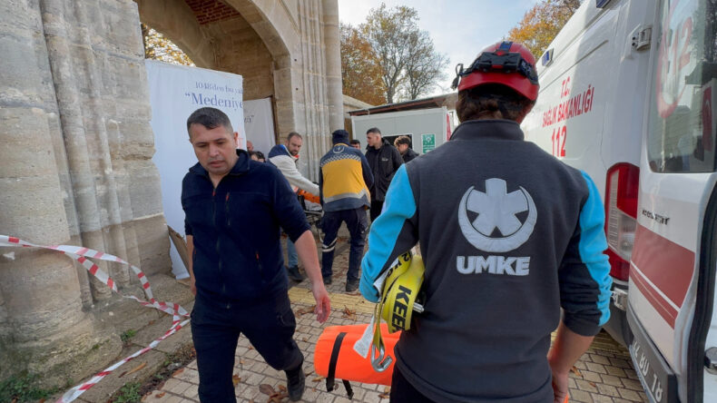 Tarihi caminin restorasyonunda kaza: İş&ccedil;i metrelerce y&uuml;ksekten d&uuml;şt&uuml;