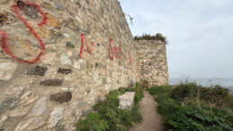 Tarihi Kaleye Spray Boya ile M&uuml;dahale