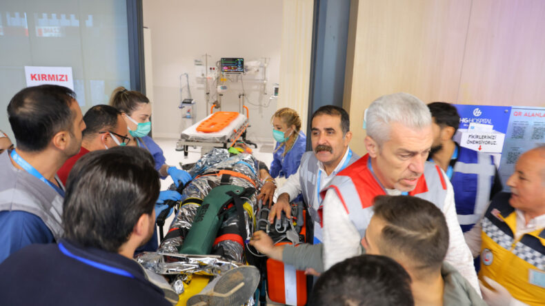 Tatbikat ger&ccedil;eğini aratmadı: Hasta yakınları sinir krizi ge&ccedil;irdi