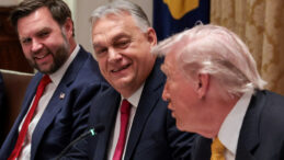 Tatlı dille muafiyeti kaptı: Trump'tan Orban'a bir yıl süre