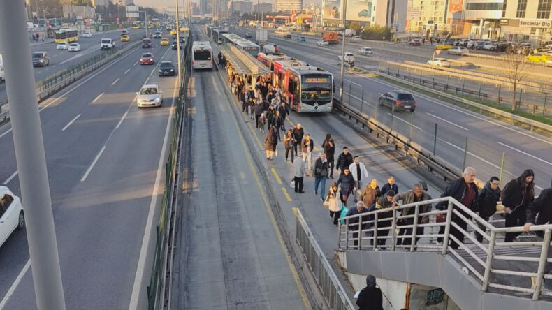 Tekerlekli Sandalyeyle Metrobüs Yoluna Düşen Yolcu Hayatını Kaybetti