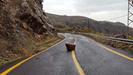 Tekirdağ&rsquo;da Yağış Sonrası Kaya Par&ccedil;aları Yola D&uuml;şt&uuml;