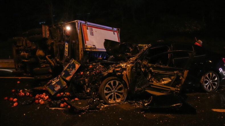 TEM Otoyolu'nda otomobil meyve y&uuml;kl&uuml; kamyonete &ccedil;arptı: Kamyonet yan yattı