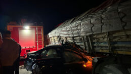 TIR ile otomobil &ccedil;arpıştı: 2 &ouml;l&uuml;, 2 yaralı