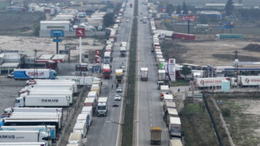 TIR Parkı M&uuml;h&uuml;rlendi, Sınır Kilitlendi